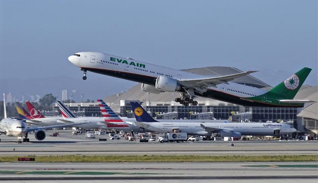 BOEING 777-300 (B-16726)