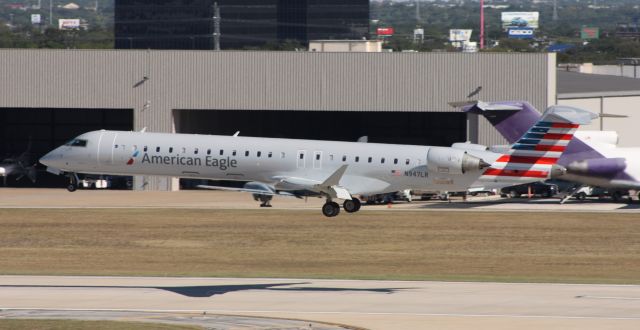 Canadair Regional Jet CRJ-900 (N947LR) - Arriving on Runway 4.