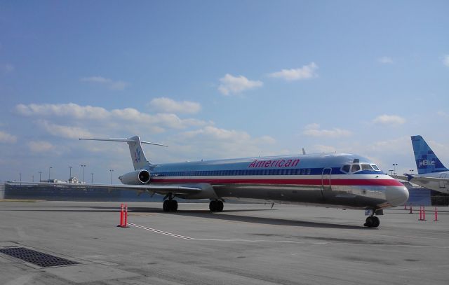 McDonnell Douglas MD-82 — - Summer diversion from KLGA