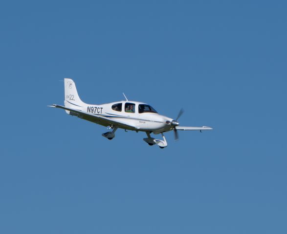 Cirrus SR-22 (N97CT) - Final approach - runway 5