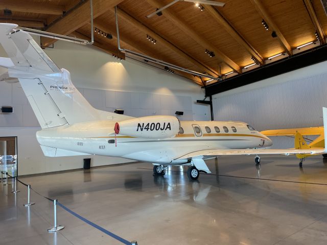 Embraer Phenom 300 (N400JA) - Hanger at VBT