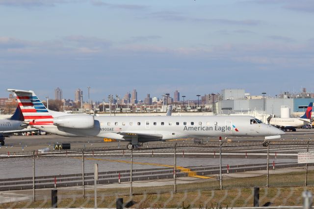 Embraer ERJ-145 (N900AE) - New York LaGuardia (LGA). American Eagle/Envoy Air flight AA3788/MQ3788 taxis for departure to Lewisville International (SDF). br /Taken from Planeview Park, 23rd Avenue at the end of Runway 4/22br /2017 12 01 a rel=nofollow href=http://alphayankee.smugmug.com/https://alphayankee.smugmug.com//a