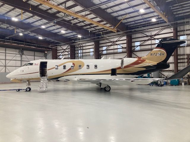 Bombardier Challenger 300 (N725EH)