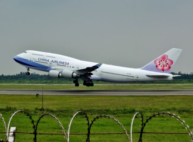 Boeing 747-400 (B-18215)