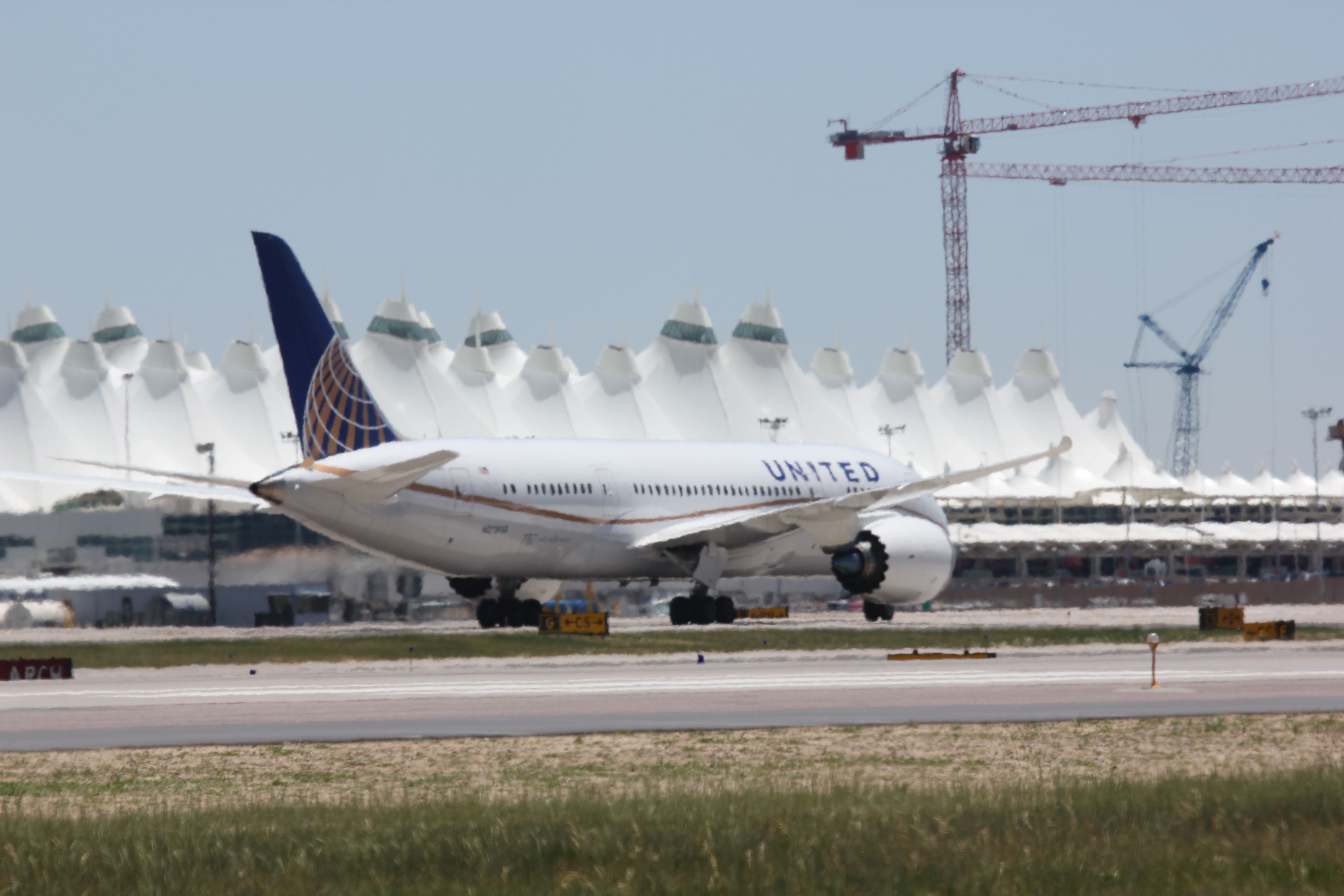 Boeing 787-8 (N27903) - Taxiing to its gate after landing on 34R.