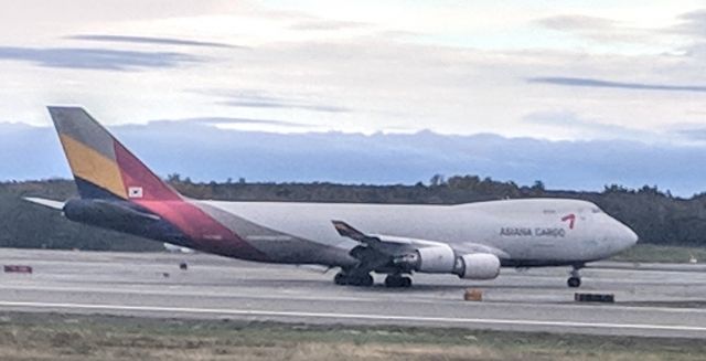 Boeing 747-400 (HL7420) - Arriving at Anchorage International Airport, I'm standing by the private jet apron on the south side of the runway off of Jewel Lake Rd.