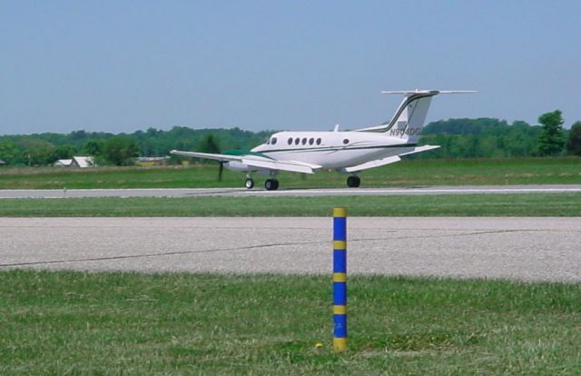 Beechcraft Super King Air 200 (N904DG) - Landing rwy 27 on 5/6/10
