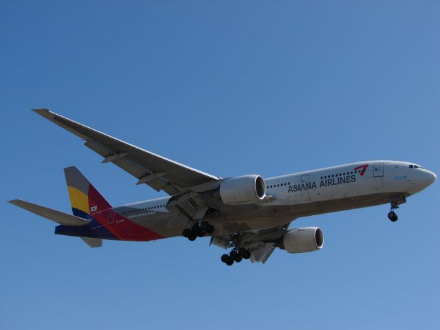 Boeing 777-200 (HL7755) - Landing LAX runway 24R 9/21/2013