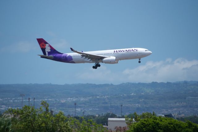 Airbus A330-200 (N373HA) - Hawaiian A330-200 about to land on 8L in Honolulu.