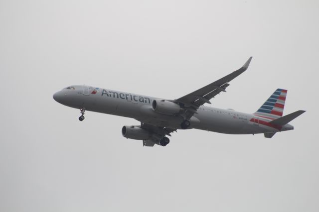 Airbus A321 (N993AN) - APPROACH 27 KSAN
