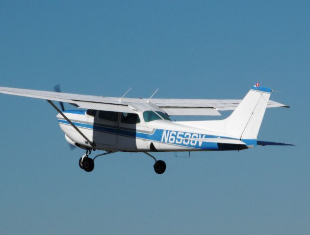 Cessna Skyhawk (N6536V) - Taking off RWY 24