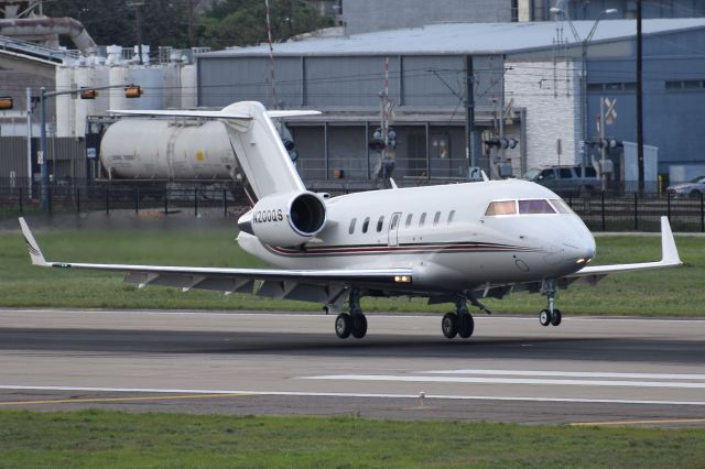 Bombardier Challenger 300 (N62MW)