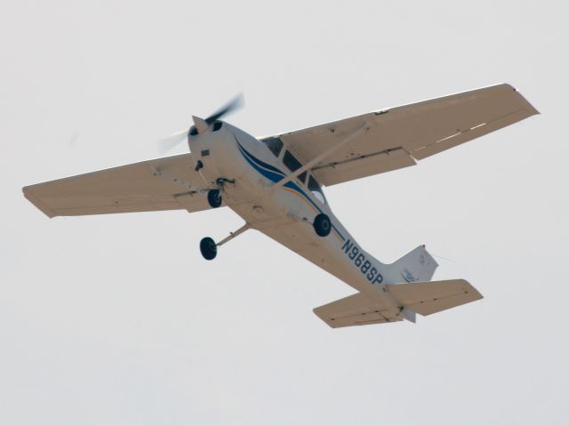 Cessna Skylane (N968SP) - Take off runway 08.