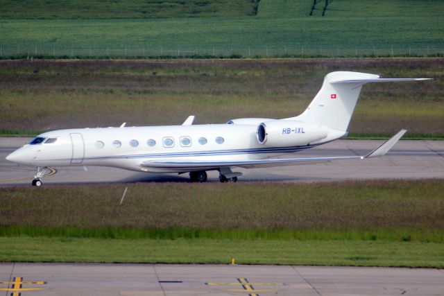 Gulfstream Aerospace Gulfstream G650 (HB-IXL) - Taxiing to the South ramp on 22-May-23 arriving from EGKB.
