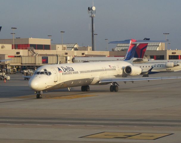 McDonnell Douglas MD-88 (N945DL)