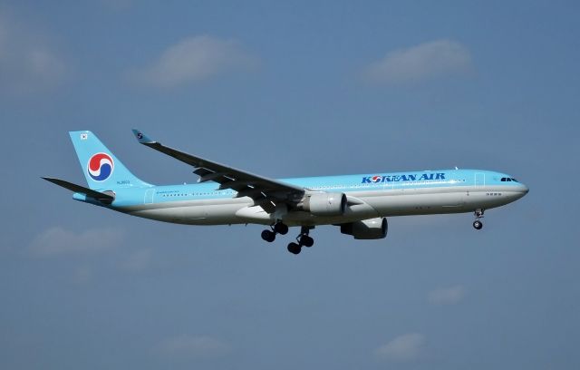 Airbus A330-300 (HL8003) - Final approach to NRT Rwy16R.(2016/04/26)