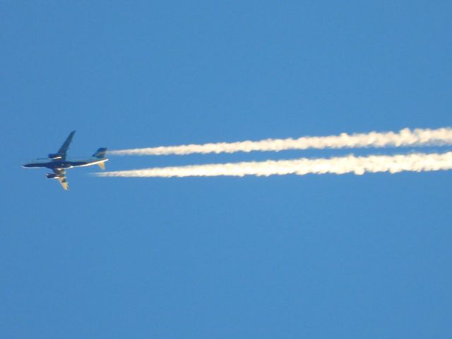 Airbus A320 (N562JB)