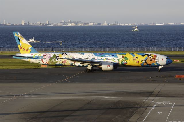 BOEING 737-300 (JA754A) - Taxing at Haneda Intl Airport on 2012/06/26 "Pokemon c/s"