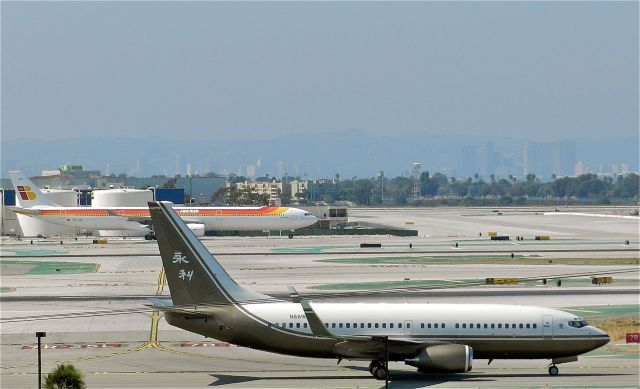 Boeing 737-700 (N88WR) - BBJ