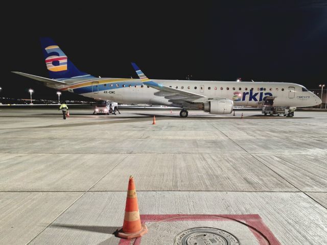 EMBRAER 195 (4X-EMC)