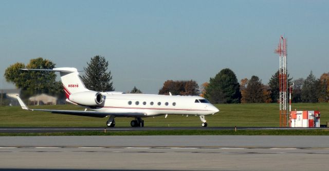 Gulfstream Aerospace Gulfstream V (N5616) - Shortly after touching down is this 2000 Gulfstream V in the Autumn of 2022.