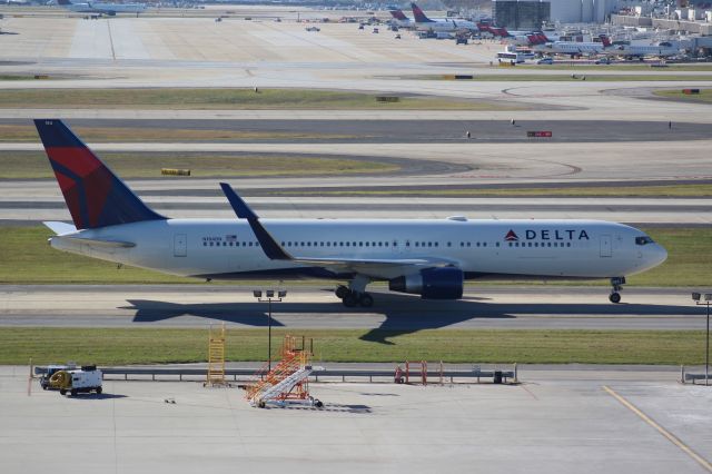 BOEING 767-300 (N184DN)