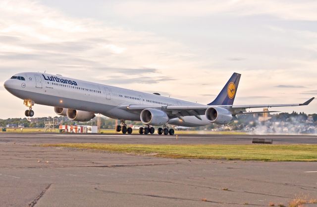 Airbus A340-600 (D-AIHY) - LH A340-600 RWY22L landing