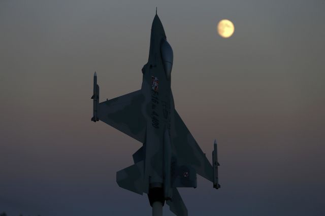 — — - A model of a F-16 aircraft, marking the 4,400th F-16 produced and delivered for Poland, is seen at dusk at Lask air base October 6, 2014. NATO will stand by member state Turkey if it comes under attack as a result of the fighting in neighboring Syria, alliance Secretary-General Jens Stoltenberg said on Monday.  REUTERS/Kacper Pempel (POLAND  - Tags: MILITARY POLITICS)