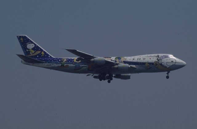 Boeing 747-200 (JA8139) - Final Approach to Tokyo-Haneda Intl Airport Rwy16L on 1998/04/28 " Skiing Snoopy c/s "