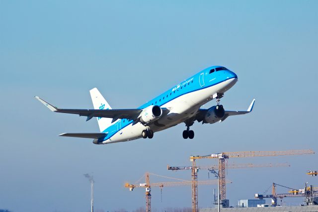 EMBRAER 175 (long wing) (PH-EXL)