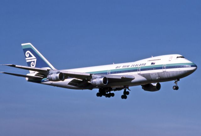 Boeing 747-200 (ZK-NZX) - AIR NEW ZEALAND BOEING 747-219B - REG : ZK-NZX (CN 22724/528) - KINGSFORD SMITH INTERNATIONAL AIRPORT SYDNEY NSW. AUSTRALIA - YSSY 27/6/1988