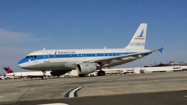 Airbus A319 (N744P)