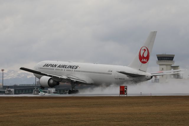 BOEING 767-300 (JA658J) - 03 April 2016:HKD-HND.