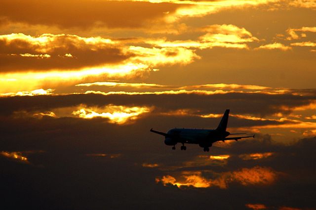 Airbus A320 (PR-MHJ) - Landing during a sunset at RWY28.