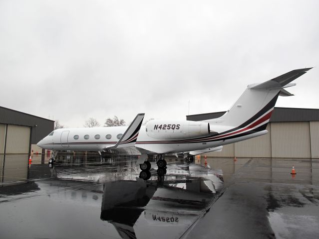 Gulfstream Aerospace Gulfstream IV (N425QS) - Large cabin, long range.