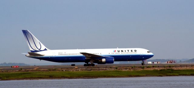 BOEING 767-300 (N643UA)