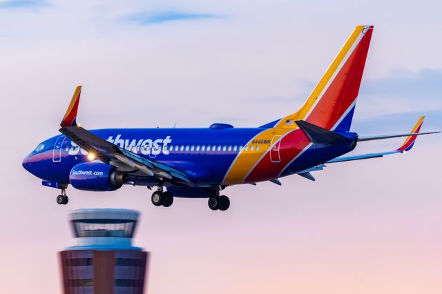 Boeing 737-700 (N446WN) - Southwest Airlines 737-700 landing at PHX on 12/18/22. Taken with a Canon R7 and Tamron 70-200 G2 lens.