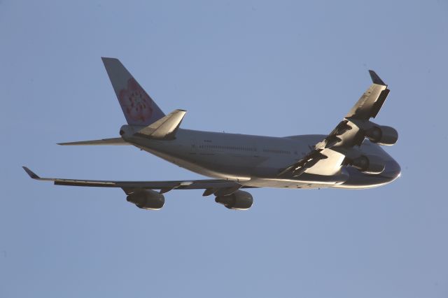 Boeing 747-400 (B-18212)