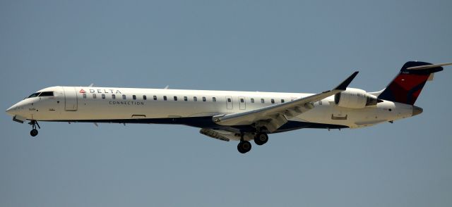 Canadair Regional Jet CRJ-900 (N824SK) - Arrival 30L, from KLAX