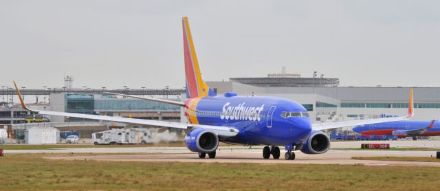 Boeing 737-700 (N7717D)