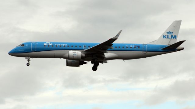 Embraer ERJ-190 (PH-EZO)