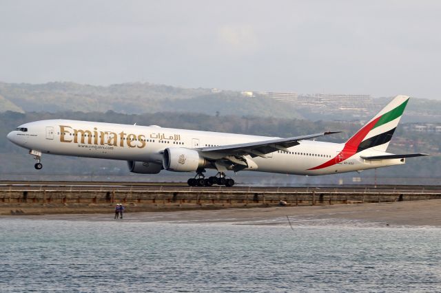 BOEING 777-300 (A6-ECC)