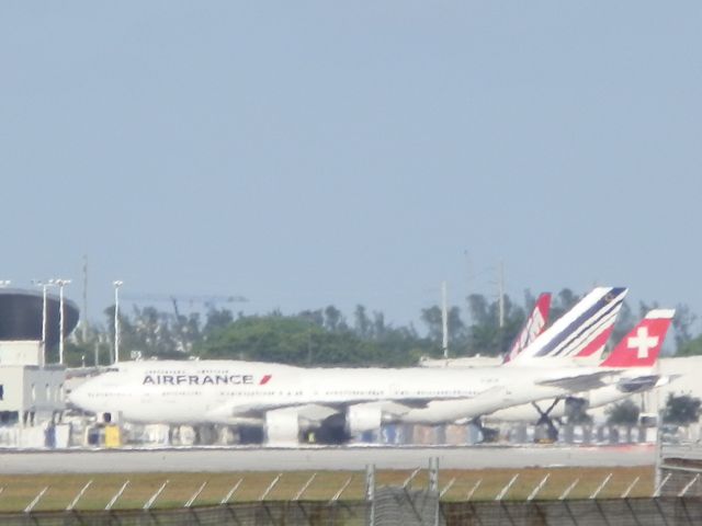 Boeing 747-400 (F-GITF) - Heat rising from the tarmac!