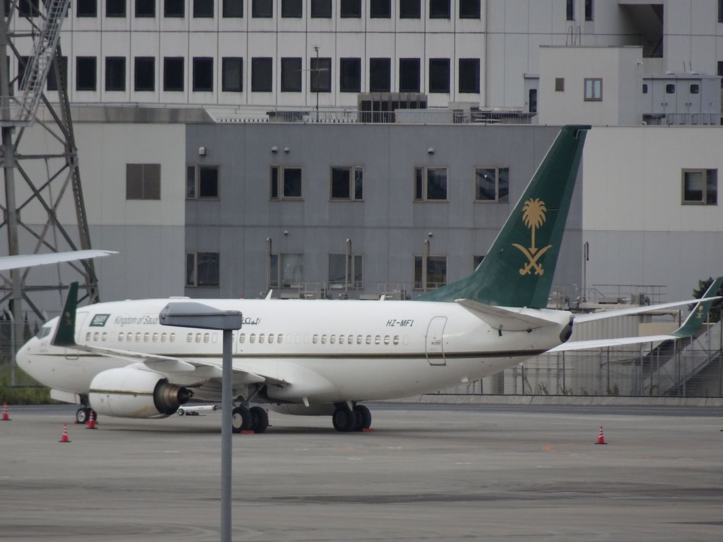 Boeing 737-700 (HZ-MF1)