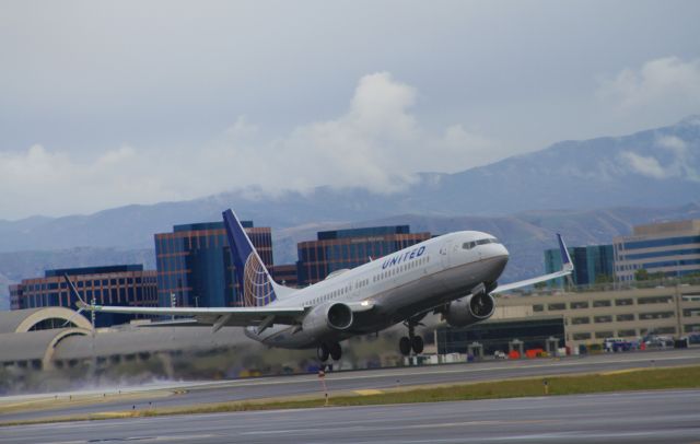 Boeing 737-800 (N78524)