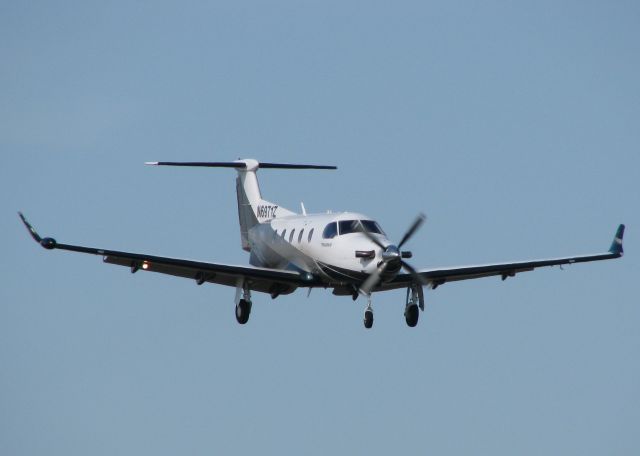 Pilatus PC-12 (N6971Z) - Landing on runway 14 at the Downtown Shreveport airport.