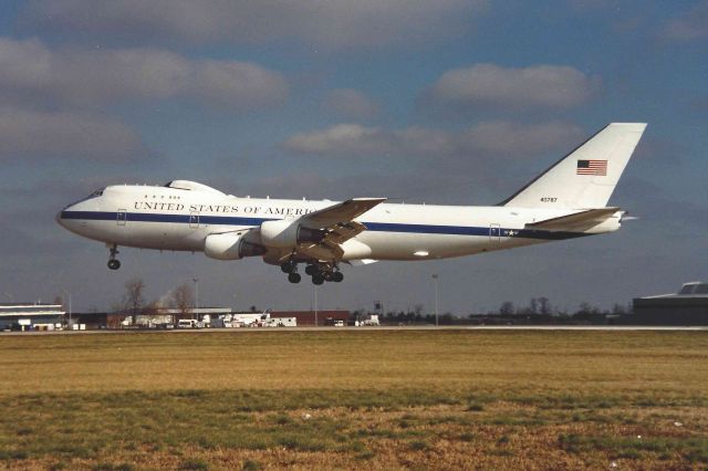 Boeing 747-200 (6040757) - USAF Doomsday aircraft, E-4B 40757 doing touch and gos at KIND on R-32 in 1989.