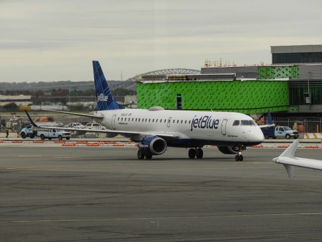 Embraer ERJ-190 (N216JB)