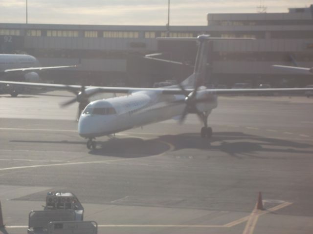 de Havilland Dash 8-400 (N323NG)