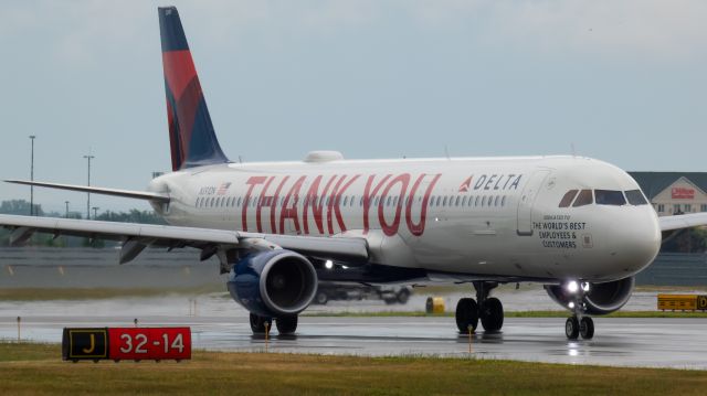 Airbus A321 (N391DN) - Delta's Thank You livery taxiing out of rainy Buffalo